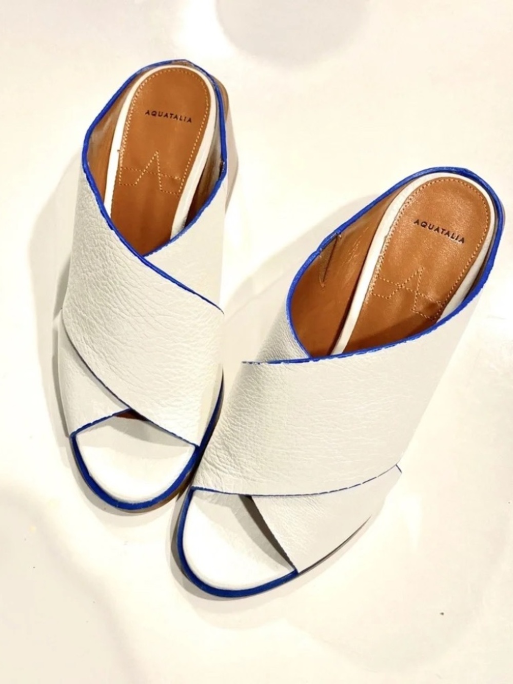Like New 🌸 Aquatalia White Pebbled Leather Sandals